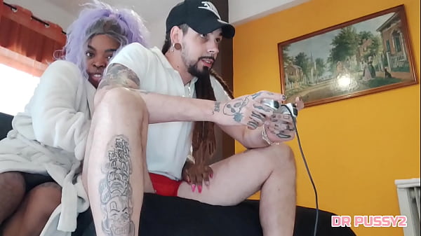 EBONY NAMORADA DO VIDEO GAMER INTERROMPEU O JOGO PARA BRINCAR COM O JOYSTICK